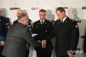 Na zdjęciu (od lewej): Wojciech Szczurek, prezydent Gdyni, mł. asp. Marcin Demko, ogn. Łukasz Kraskowski (fot. Magdalena Starnawska)