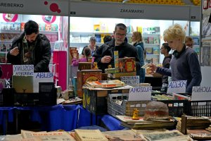 Uczestnicy Targ&oacute;w Książki w Gdyni odwiedzający stoiska wydawc&oacute;w 