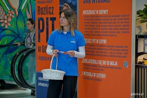 Konsultantka przy stoisku informacyjnym loterii &bdquo;Rozlicz PIT w Gdyni&rdquo; w Centrum Handlowym Batory