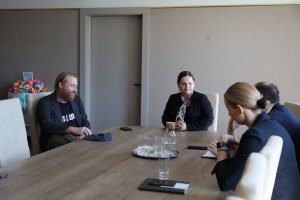 Reżyser Hugh Welchman odwiedził prezydent Gdyni Aleksandrę Kosiorek. W spotkaniu wzięli także udział dyrektor zarządzający ds. kultury i aktywności mieszkańc&oacute;w Mariusz Bzdęga i naczelnik Biura prezydenta UM Anna Chojnowska