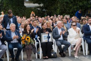 Bankowiec obchodzi 90 urodziny. Goście tłumnie pojawili się na dziedzińcu. Na zdjęciu m.in.: senator RP Sławomir Rybicki, prezydent Gdyni Aleksandra Kosiorek, wiceprezydentka Gdyni Oktawia Gorzeńska, przewodniczący Rady Miasta Taedeusz Szemiot, radny Dominik Aziewicz 