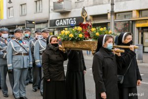Siostry zakonne niosące relikwie św. Jana Pawła II podczas procesji różańcowej z okazji Dnia Papieskiego. Za nimi przedstawiciele Związku Piłsudczyków w historycznych mundurach // fot. Karol Stańczak