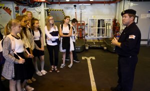 Uczniowie SP nr 26 w Gdyni zwiedzają HMS Diamond, fot. Kamil Złoch