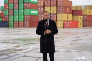 Prezydent Karol Nawrocki na tle kontenerów w BCT