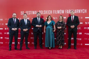 Czerwony dywan przed galą 50. FPFF. Od lewej: dyrektor zarządzający ds. kultury i aktywności mieszkańców Mariusz Bzdęga, wiceprezydent Maciej Zielonka, przewodniczący Rady Miasta Gdyin Tadeusz Szemiot, prezydent Gdyni Aleksandra Kosiorek, wiceprezydentka Gdyni Oktawia Gorzeńska i wiceprezydent Gdyni Tomasz Augustyniak (fot. Anna Bobrowska / mat. prasowe FPFF)