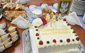 Tort z życzeniami wszystkiego najlepszego i liczba sto