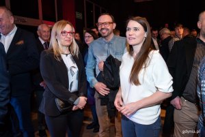 Parlamentarzyści i gdańscy radni na wieczorze wyborczym w sztabie Aleksandry Dulkiewicz // fot. Dawid Linkowski
