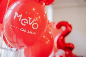 Czerwone balony z napisem Mevo mnie kręci 