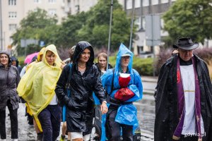 Wiceprezydent Gdyni Katarzyna Gruszecka-Spychała, ks. Krzysztof Czaja - kierownik pielgrzymki oraz uczestnicy 37. Gdyńskiej Pieszej Pielgrzymki na Jasną Górę // fot. Karol Stańczak