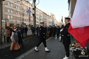 Ludzie zgromadzeni przy pomniku