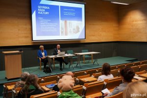 Spotkanie prowadzą Mariusz Bzdęga, dyrektor zarządzający ds. kultury i aktywności mieszkańców oraz Teresa Bysewska, radna Gdyni