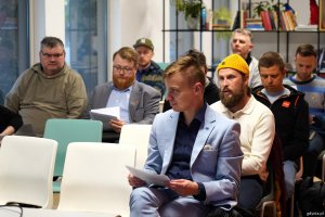 Członkowie gdyńskiej Rady ds. Mężczyzn i Michał Gulczyński, autor książki pt. &bdquo;Mężczyźni. O nier&oacute;wności płci&rdquo; na spotkaniu