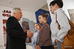 Profesor Janusz Osicki rozmawia z gośćmi wernisażu