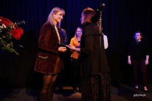 Nagroda Prezydenta Miasta Gdyni trafiła do Agaty Skrzypek. Wyróżnienie wręczyła naczelnik Wydziału Kultury Maja Wagner (fot. Magdalena Starnawska)