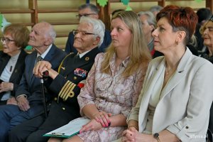 Anna Pączek, dyrektorka Szkoła Podstawowej nr 26 w Gdyni, przedstawiciele Światowego Związku Żołnierzy Armii Krajowej i inni uczestnicy podczas uroczystości z okazji 65-lecia Szkoły Podstawowej nr 26 w Gdyni