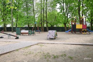 Przedszkolny ogr&oacute;d wraz z placem zabaw (fot. Magdalena Staranwska)