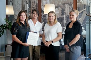 Przedstawicielki Gdyńskiego Centrum Wspierania Przedsiębiorczości z Agnieszką Kukiełko &ndash; naczelniczką Wydziału Polityki Gospodarczej Urzędu Miasta Gdyni na czele podczas jubileuszowego spotkania z Karoliną Płocką, managerką restauracji Moon 
