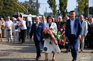 Symboliczne złożenie kwiatów pod pomnikiem Ofiar Grudnia '70, fot. Kamil Złoch