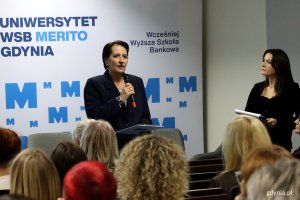 Konferencja - Rodzice i nauczyciele w dialogu o neuror&oacute;żnorodności, na zdjęciu od lewej: prof. UWSB Merito dr hab. Anna Kalinowska-Żeleźnik, dyrektorka SP 11 w Gdyni Joanna Zarzycka (fot. Katarzyna Balcerzak)