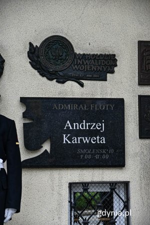 Warta honorowa przed tablicą śp. admirała Andrzeja Karwety, fot. Michał Sałata