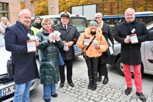 Krzysztof i Wojciech Jankowscy (pierwszy z lewej i pierwszy z prawej), Joanna Grajter (druga od prawej) i Małgorzata Sokołowska (druga od lewej) podczas kwesty na Cmentarzu Witomińskim 