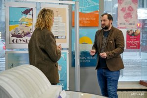 Odeta Moro &ndash; prowadząca program &bdquo;Onet Rano w Podr&oacute;ży&rdquo; z Gdyni  i Michał Miegoń &ndash; przewodnik po Gdyni i kierownik Działu Komunikacji i Promocji Muzeum Miasta Gdyni podczas rozmowy w Centrum Modernizmu w Gdyni 