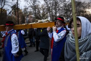 Na zdj. Kaszubi niosący krzyż // fot. Przemysław Kozłowski