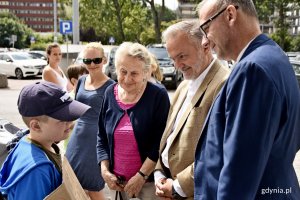 Mateusz nie tylko chciałby zwrócić uwagę na krytyczny stan planety, ale też ma propozycje, co można zmienić. Na zdjęciu z prezydentem Wojciechem Szczurkiem i wiceprezydentem Michałem Guciem/fot. Paweł Kukla