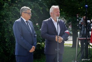 Krzysztof Kozubowski &ndash; członek zarządu okręgu pomorskiego Światowego Związku Żołnierzy Armii Krajowej i Krzysztof Jankowski &ndash; prezes gdyńskiego koła Światowego Związku Żołnierzy Armii Krajowej przemawiający podczas uroczystości z okazji 82. rocznicy wybuchu powstania warszawskiego 