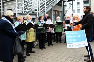 Występ chóru na Placu Kaszubskim (fot. Michał Puszczewicz)