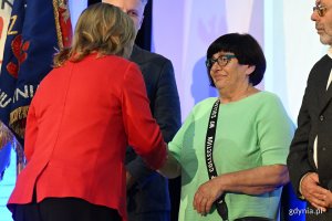 Uroczystość wręczenia odznak honorowych w Sali Koncertowej Portu Gdynia w ramach gdyńskich obchodów 45. rocznicy zakończenia strajków i podpisania porozumień sierpniowych (fot. Michał Puszczewicz)