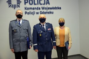 Uroczystość pożegnalna odchodzącego na emeryturę Zastępcy Komendanta Miejskiego Policji w Gdyni. Od lewej, w pełnym umundurowaniu policjanta: mł. insp. Marcin Czajkowski, Komendant Wojewódzki Policji w Gdańsku nadinsp. Andrzej Łapiński oraz ubrana w jasną marynarkę Katarzyna Radka.