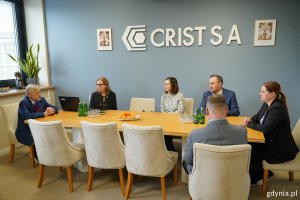 Na zdjęciu: prezydent Gdyni Aleksandra Kosiorek, wiceprezydent Gdyni Tomasz Augustyniak, Tomasz Kłodda, członek zarządu firmy CRIST SA, Justyna Patyk, zastępca naczelnika Wydziału Polityki Gospodarczej UMG, Ewa Kruchelska, wiceprzewodnicząca Rady Nadzorczej Stoczni CRIST SA oraz Krzysztof Kulczycki, jeden z założycieli Stoczni CRIST SA i przewodniczący Rady Nadzorczej