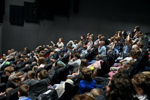 Uczestnicy premiery książki pt. &bdquo;Lufcik&rdquo; zgromadzeni w Gdyńskim Centrum Filmowym 