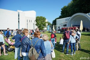 Występ chóru Zawisza Czarny w muszli na placu Grunwaldzkim i publiczność