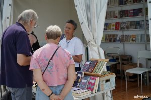 Ludzie na Plenerze Literackim na bulwarze Nadmorskim