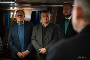 Wręczenie pierwszej statuetki &ndash; nagrody im. komandora Macieja Janiaka na pokładzie ORP &bdquo;Błyskawica&rdquo; (fot. Kamil Złoch)