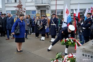 Alina Baaske, pełnomocniczka wojewody pomorskiej ds. integracji środowisk kombatanckich i koordynacji ich działań, składająca kwiaty podczas uroczystości upamiętniających 86. rocznicę pierwszych wysiedleń gdynian