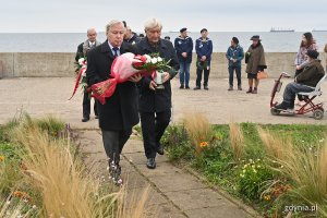 Uroczystości ku pamięci zaginionych i zmarłych na morzu przy pomniku „Zaginionych na morzu” w Gdyni, fot. Michał Puszczewicz