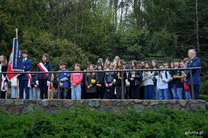 Uczniowie i nauczyciele z gdyńskich szkół podczas uroczystości z okazji 82. rocznicy wybuchu powstania w getcie warszawskim 