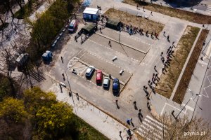 Kolejka do majówkowego punktu szczepień, który działa na parkingu przy ul. Zawiszy Czarnego 1 w Gdyni // fot. Karol Stańczak