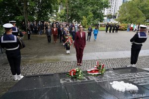 Posłanka Wioleta Tomczak składająca kwiaty podczas uroczystości  z okazji 87. rocznicy wybuchu II wojny światowej na Cmentarzu Wojennym w Redłowie