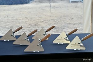 Kielnie przygotowane do wmurowywania kamienia węgielnego pod budowę nowoczesnej stacji uzdatniania wody &bdquo;Rumia&rdquo; 