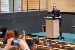 na zdjęciu scena z wykład, na sali osoby dorosłe