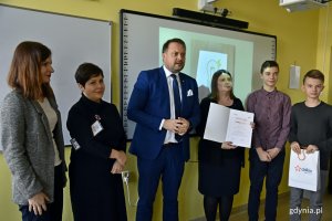 Wiceprezydent Marek Łucyk oraz Iwona Krzyżowska z firmy Dalkia przekazali nagrody uczniom ze Szkoły Podstawowej nr 20 // fot. Magdalena Czernek