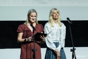 Agata Kozierańska-Burda &ndash; dyrektor Festiwalu Polskich Film&oacute;w Fabularnych i Joanna Łapińska &ndash; dyrektor artystyczna Festiwalu Polskich Film&oacute;w Fabularnych podczas gali otwarcia 51. Festiwalu Polskich Film&oacute;w Fabularnych 