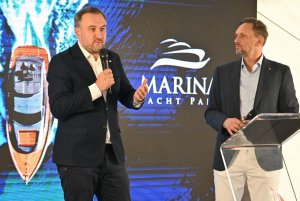 Na zdjęciu: wiceprezydent Gdyni Tomasz Augustyniak, sekretarz generalny Polskiej Izby Przemysłu Jachtowego i Sport&oacute;w Wodnych &ndash; POLSKIE JACHTY Michał Bąk (fot. Magdalena Starnawska)