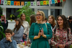 Urodzinowe spotkanie w Wymiennikowni. Od lewej radna miasta Agnieszka Tokarska oraz kierowniczka filii Chylonia Biblioteki Gdynia Anna Flores-Janiszewska (fot. Magdalena Śliżewska, gdynia.pl)