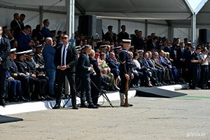 Uczestnicy uroczystości chrztu okrętu ORP &bdquo;Wicher&rdquo; zgromadzeni przy jednym z nabrzeży PGZ Stoczni Wojennej