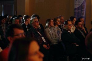 Uczestnicy olimpiady zgromadzeni w auli podczas otwarcia finału XLIX Og&oacute;lnopolskiej Olimpiady Wiedzy Elektrycznej i Elektronicznej 